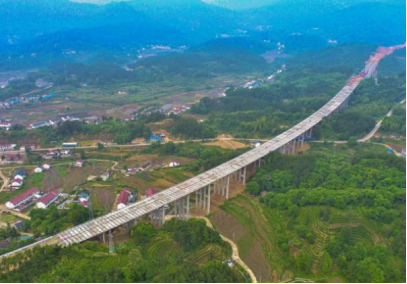 無岳高速桐岳段儲灣大橋順利實現雙幅貫通