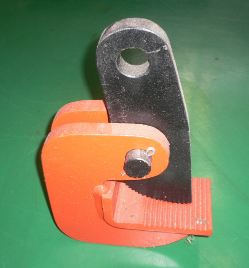 受灰塵侵蝕嚴重的鋼板鉗